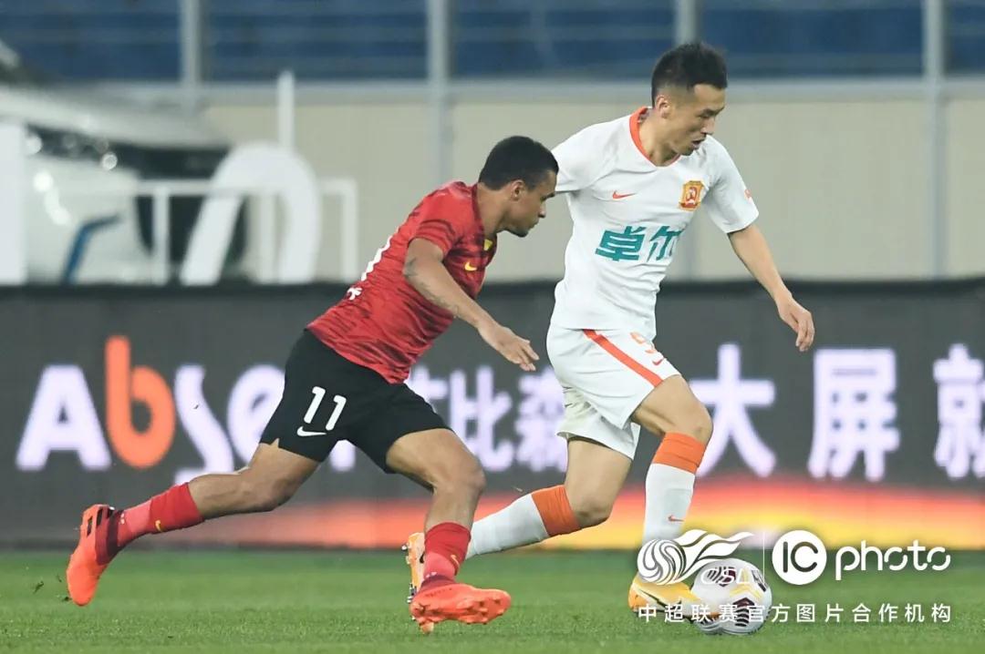 كرة القدم داخل القاعة وكأس أفريقياشغف يتجدد في الملاعب المغلقة